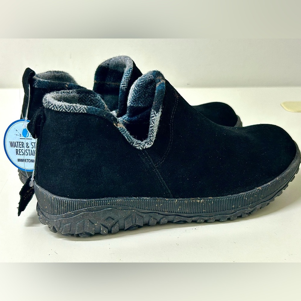 Women’s 7 M Minnetonka Waterproof Black Suede Leather Slip On Ankle Boots